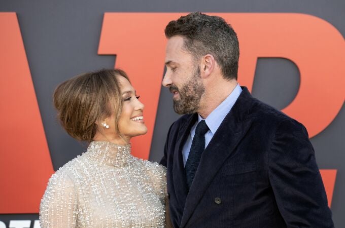  US actress and singer Jennifer Lopez and actor Ben Affleck (R) interact as they 