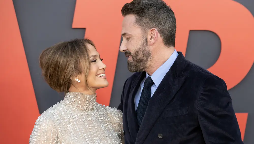 US actress and singer Jennifer Lopez and actor Ben Affleck (R) interact as they