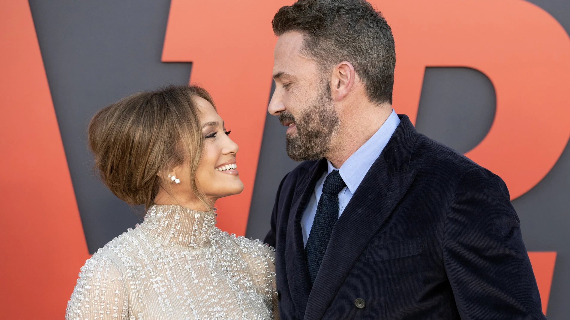US actress and singer Jennifer Lopez and actor Ben Affleck (R) interact as they