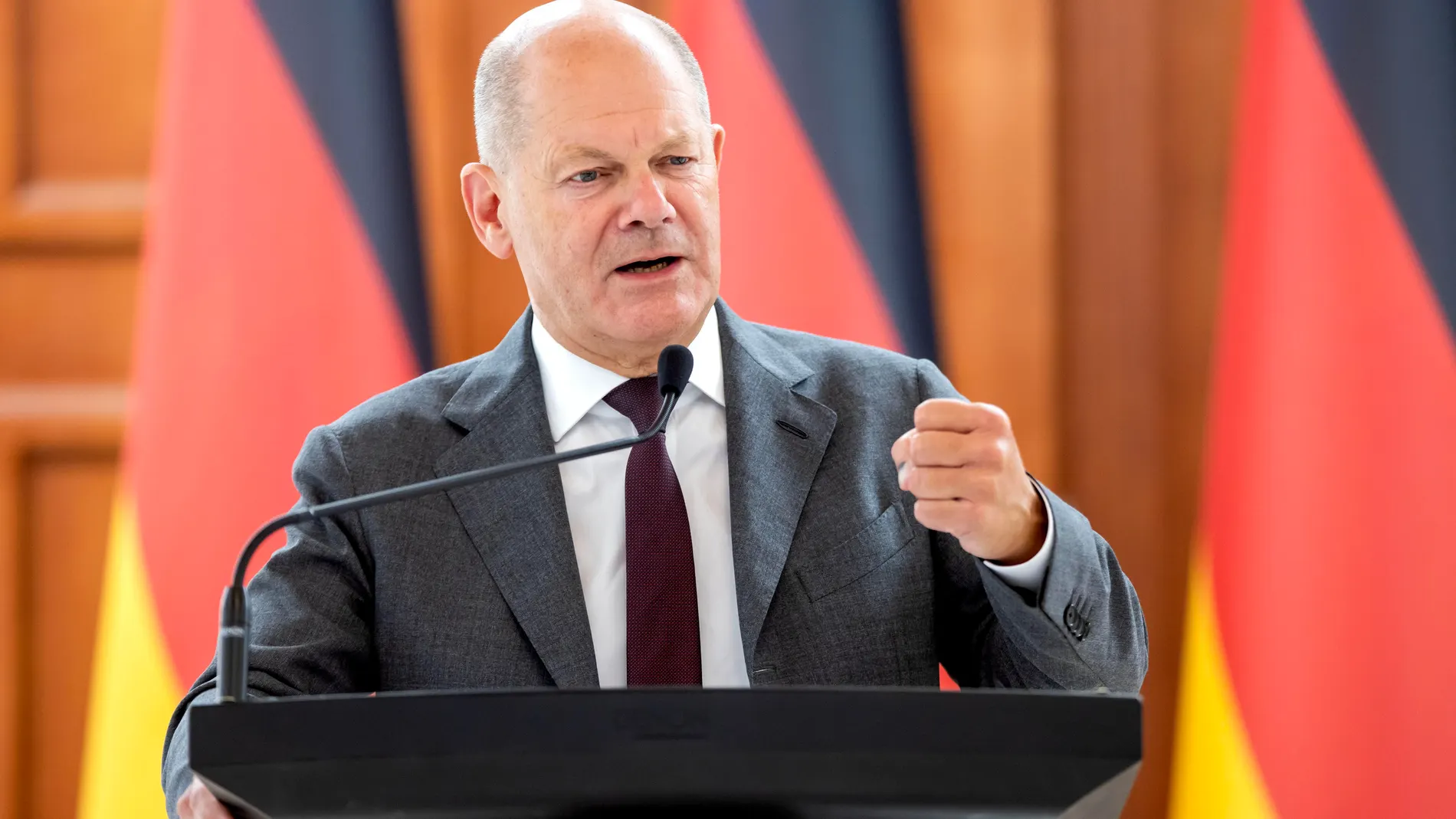 Chisinau (Moldova), 21/08/2024.- German Chancellor Olaf Scholz attends a joint press conference with President of Moldova Maia Sandu (not pictured) at the presidential palace during his official visit in Chisinau, Moldova, 21 August 2024. The visit of Scholz is said to be a sign of solidarity and support for the effort of the Republic of Moldova in security consolidation, democratic reforms, economic development and European integration. The last visit to the Republic of Moldova of a German c...