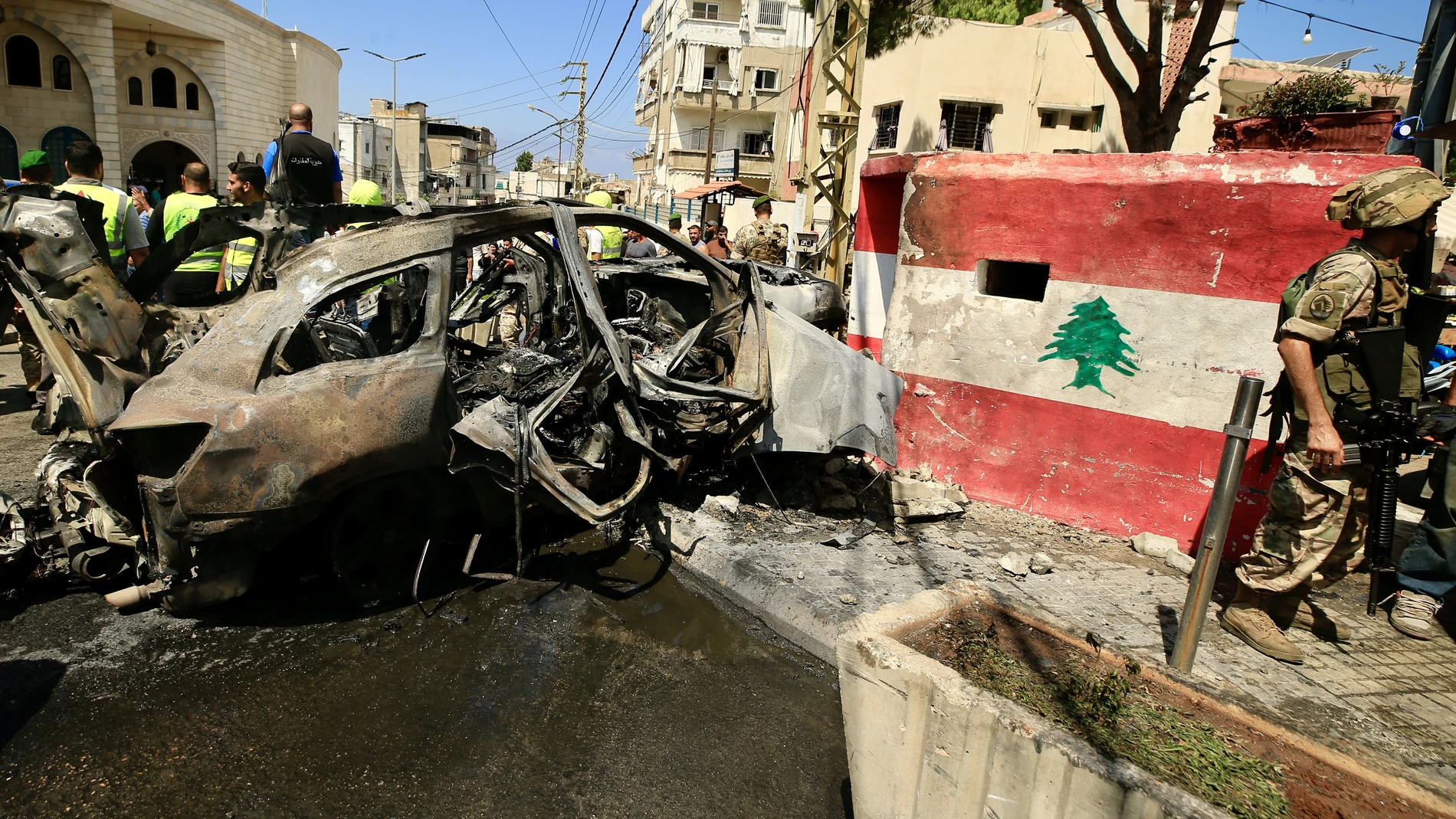 Sidon (Lebanon), 21/08/2024.- Lebanese medics and people gather at the site of a drone attack in Sidon, southern Lebanon, 21 August 2024. Lebanon's state media said Khalil al-Maqdah, a member of the Al-Aqsa Martyrs Brigades, was killed in an Israeli drone strike on 21 August targeting his vehicle in Saida's villas area in Sidon, southern Lebanon. There was no immediate comment from Israel on the incident. (Líbano) EFE/EPA/STR