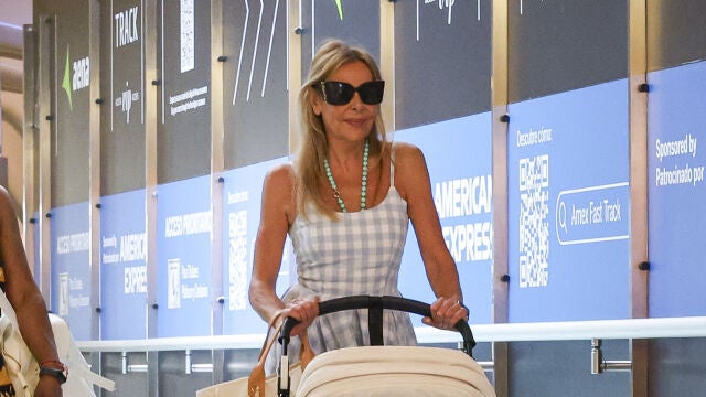 Ana Obregón con look de aeropuerto.