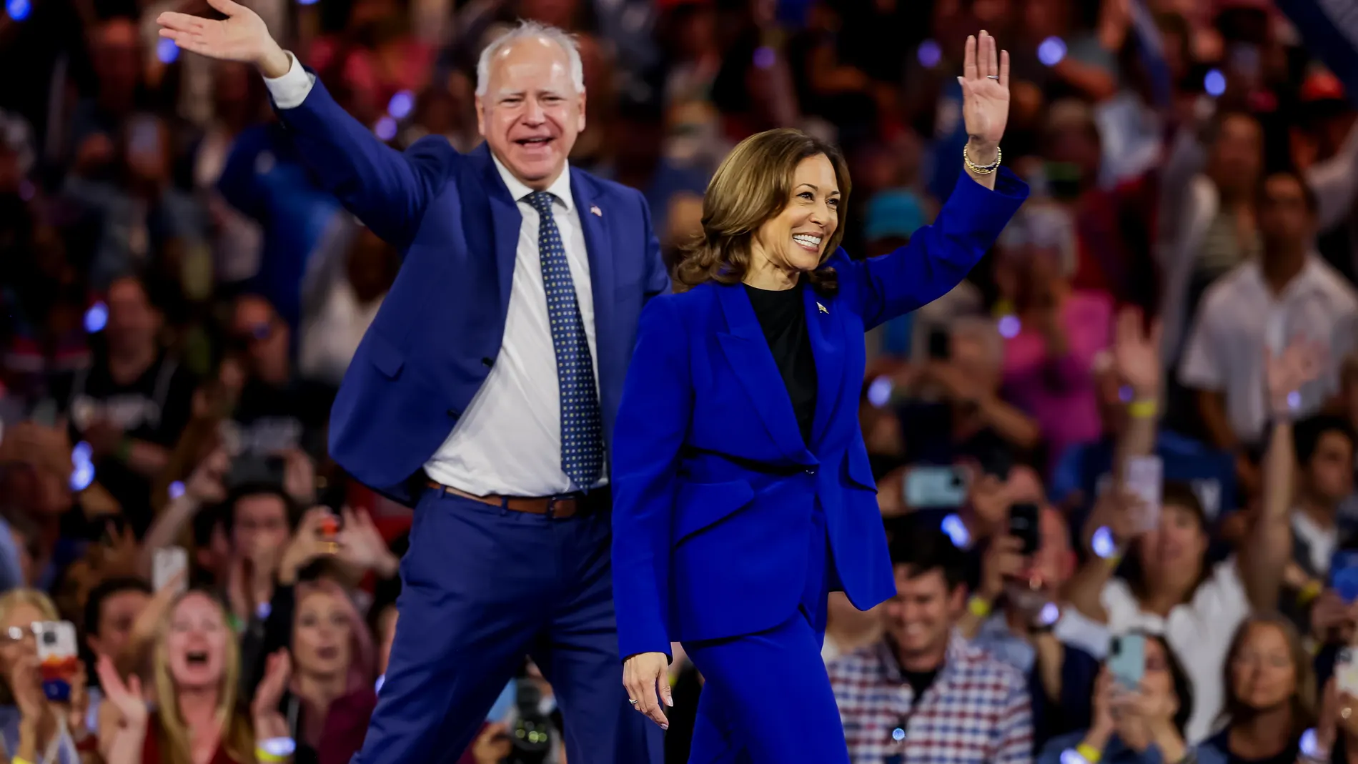 Milwaukee (United States), 20/08/2024.- Democratic presidential candidate US Vice President Kamala Harris (R) and Democratic vice presidential candidate Minnesota Governor Tim Walz (L) participate in a campaign rally at Fiserv Arena in Milwaukee, Wisconsin, USA, 20 August 2024. The rally is overlapping with the second night of the 2024 Democratic National Convention being held in Chicago, Illinois, from 19 to 22 August 2024 in which delegates of the United States' Democratic Party will vote o...