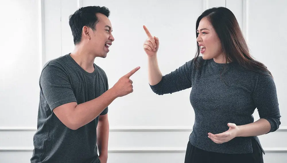 Pareja discutiendo