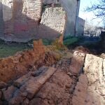 Estado de abandono que sufren la iglesia y el cementerio de Cabañas (León)