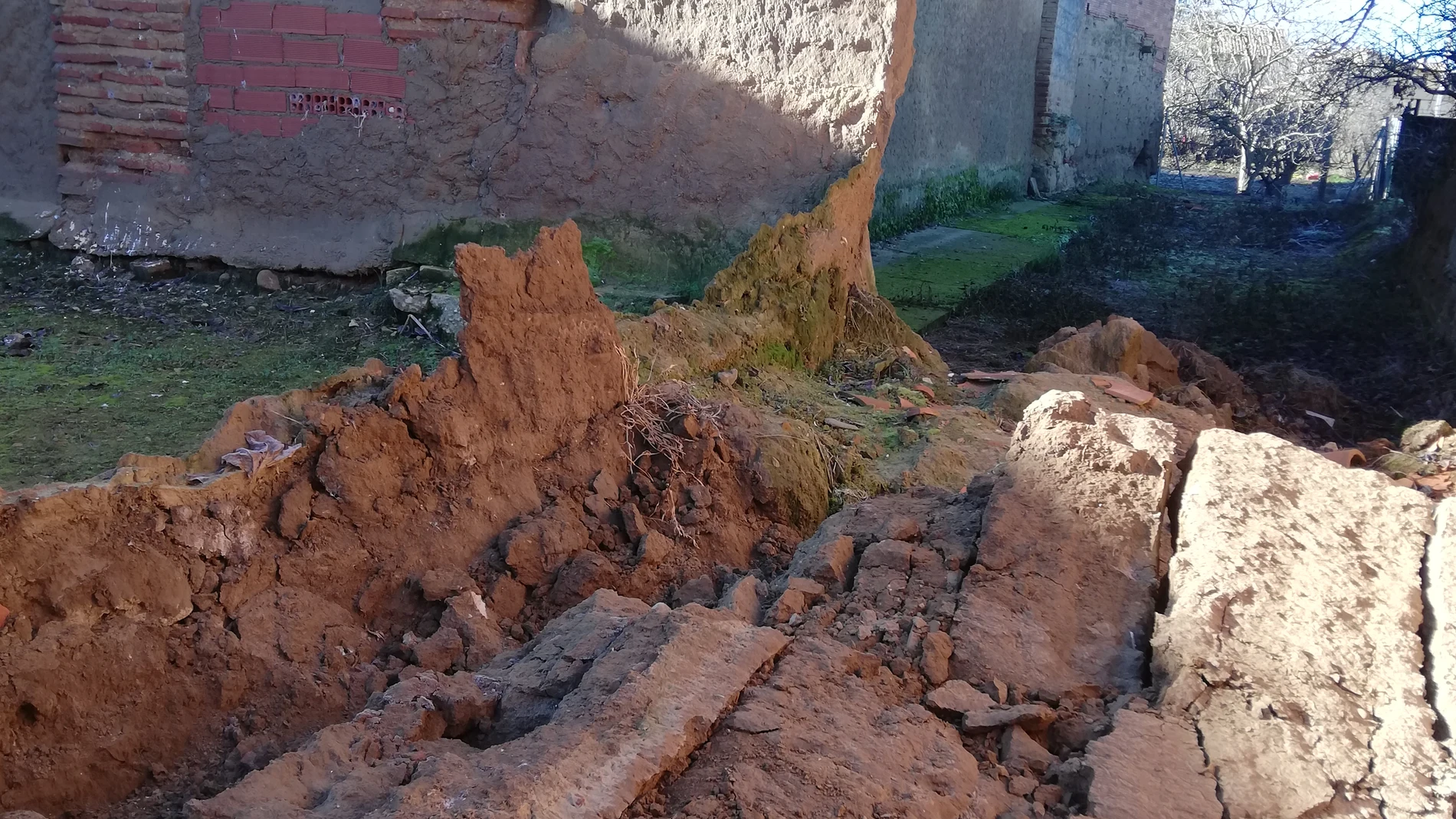 Estado de abandono que sufren la iglesia y el cementerio de Cabañas (León)