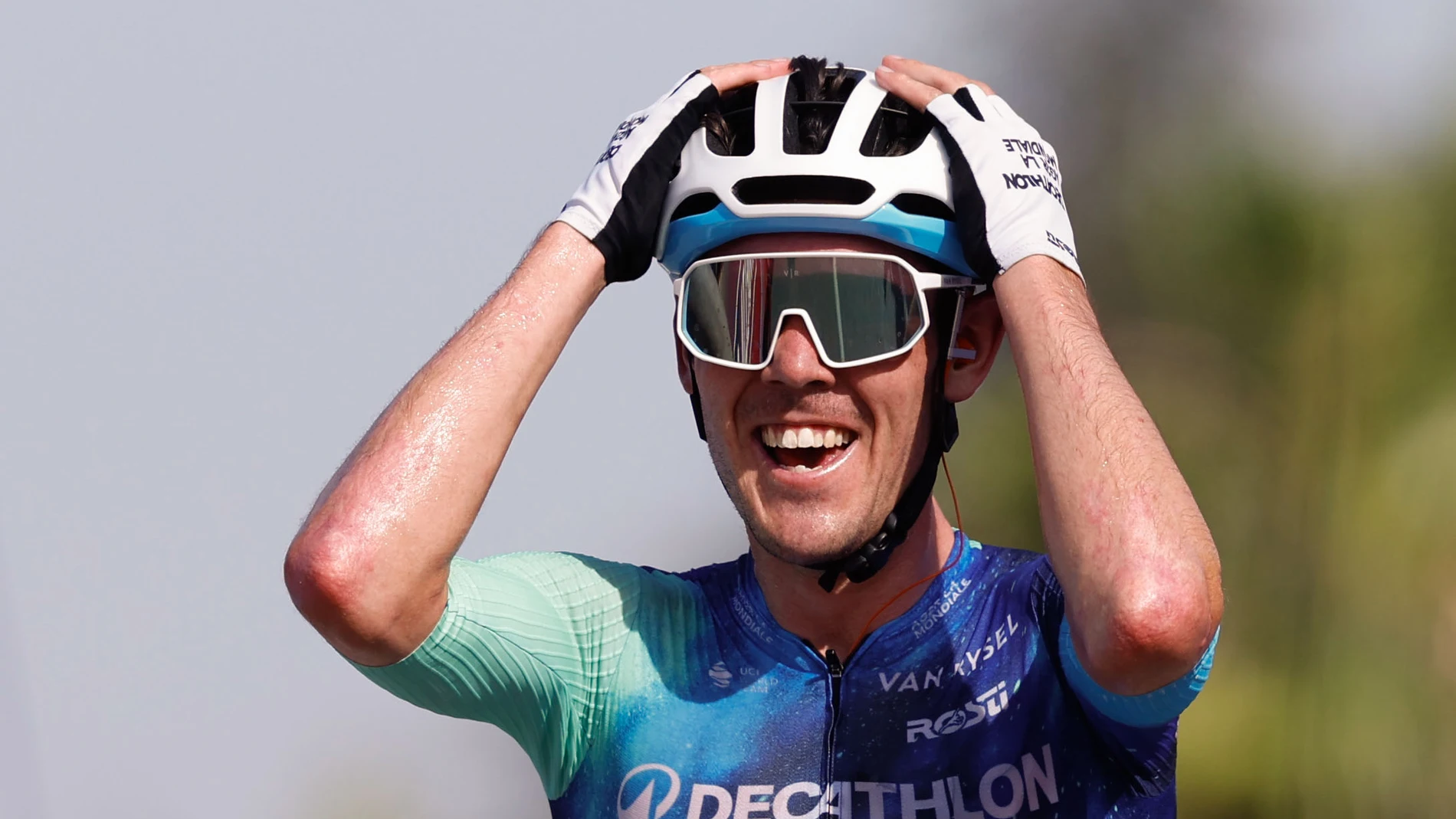 YUNQUERA (MÁLAGA), 22/08/2024.- El ciclista australiano del Decathlon AG2R Ben O'Connor celebra su victoria en la sexta etapa de la Vuelta a España, este jueves entre Jerez de la Frontera y Yunquera, de 185,5 kilómetros de recorrido. EFE/ Javier Lizón
