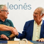 El secretario general del CEL, Nicesio Álvarez, firmó el acuerdo con el presidente de Secot León, José Ignacio Lagartos