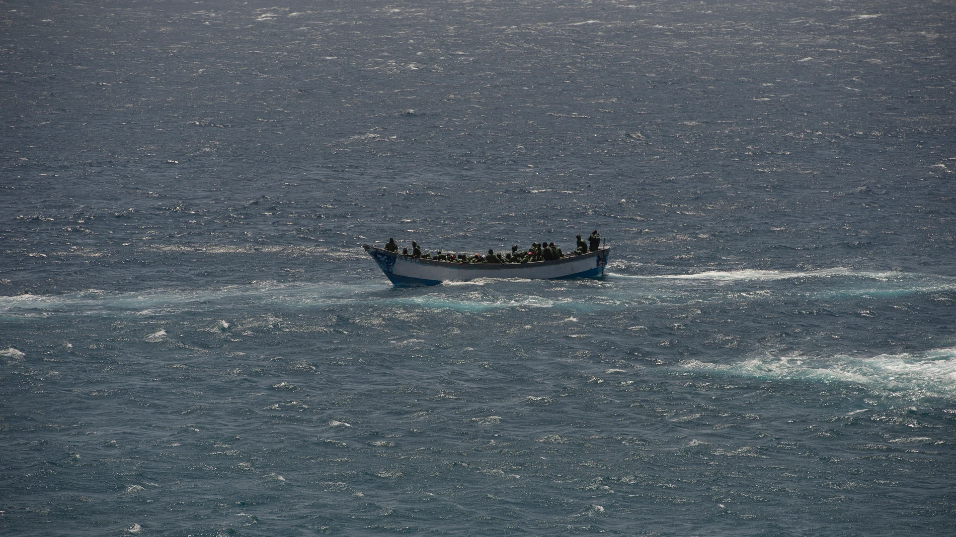 Un tercer cayuco a su llegada al puerto de La Restinga, a 22 de agosto de 2024, en El Hierro, Canarias (España). El primer cayuco que ha llegado a la isla contaba con 188 migrantes, entre ellos 14 mujeres. Tras el desembarco varias de esas personas han sido trasladadas al hospital porque presentaban algún malestar físico. El segundo cayuco llegó por sus propios medios al puerto, una hora más tarde con otros 76 migrantes a bordo, cinco de ellas mujeres. 22 AGOSTO 2024;CAYUCO;MIGRANTES;PUERTO ...