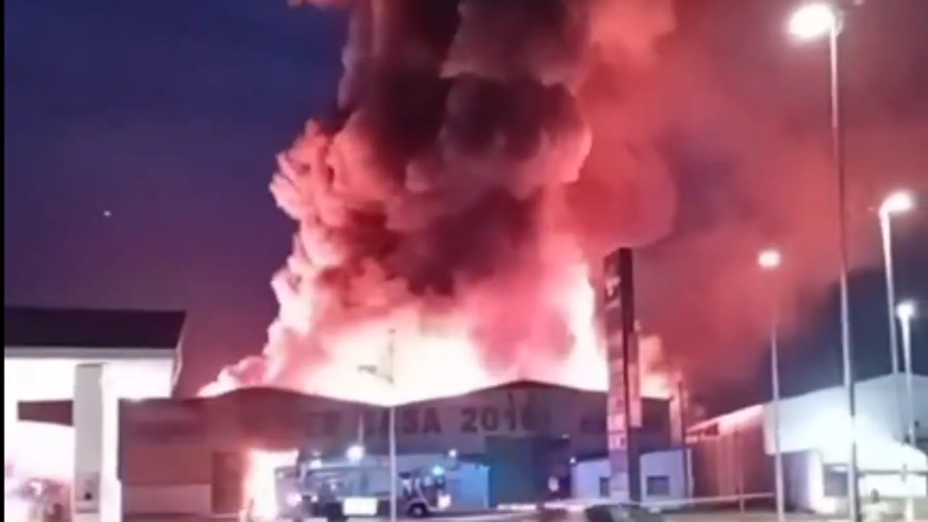 Terrible incendio arrasa por completo con un bazar chino en Tomelloso (Ciudad Real)