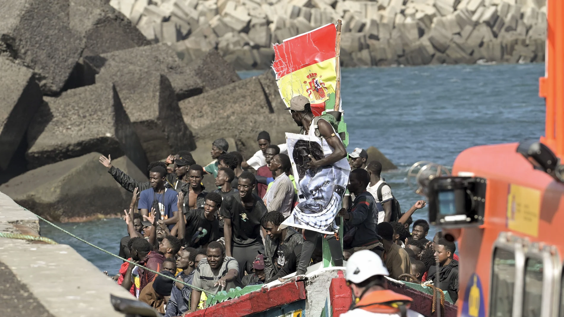 -Imagen de los 188 inmigrantes rescatados en la mañana de hoy, por la embarcación de Salvamento Marítimo, Salvamar Adhara, en aguas cercanas a El Hierro, y trasladados al puerto de La Restinga, en el municipio de El Pinar, en la isla de El Hierro, para ser atendidos por los equipos de emergencia.