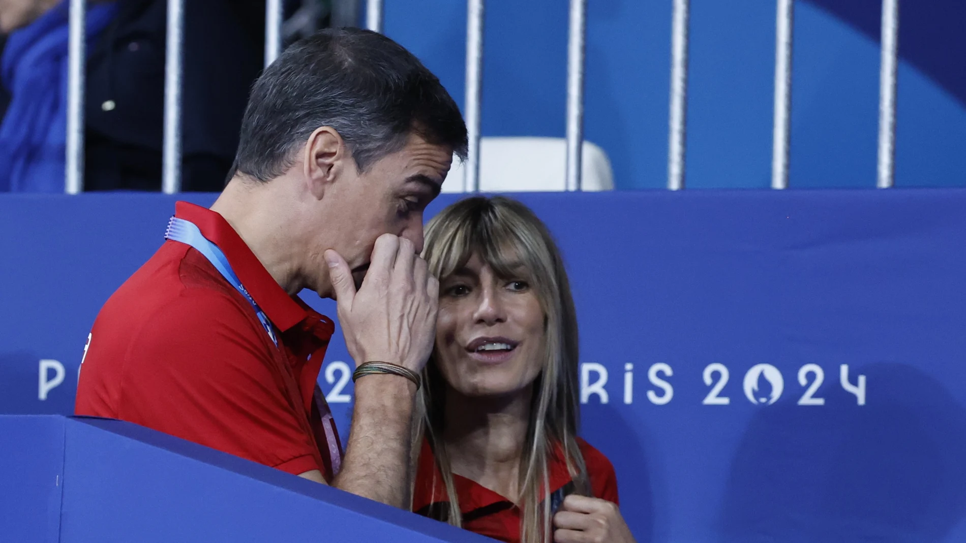 El presidente del Gobierno, Pedro Sánchez (i), junto a su mujer Begoña Gómez (d) durante la competición de judo que se celebra con motivo de los Juegos Olímpicos París 2024.