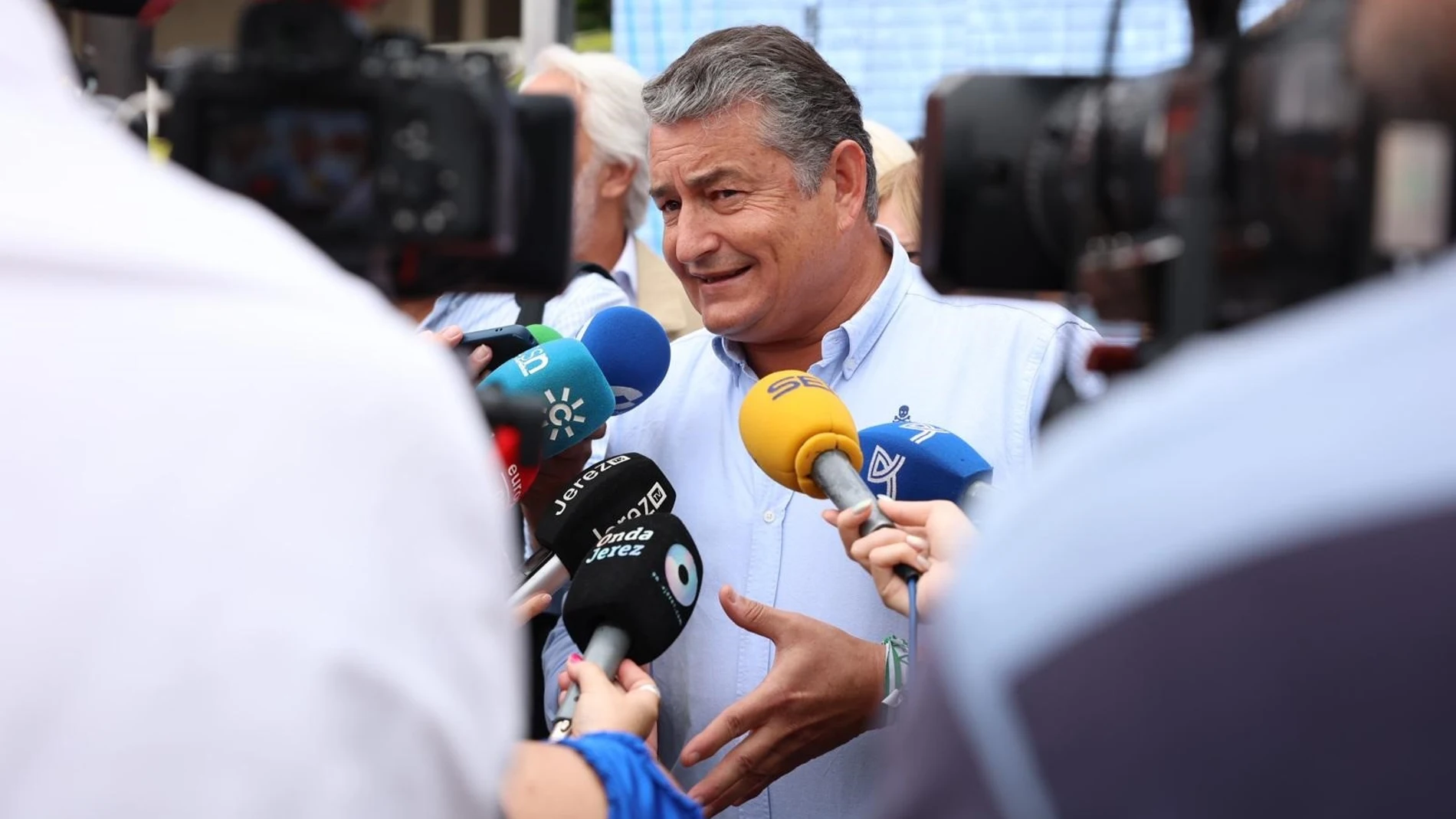 El consejero de la Presidencia, Interior, Diálogo Social y Simplificación Administrativa, Antonio Sanz, atiende a los medios en Jerez de la Frontera (Cádiz). NACHO FRADE/EUROPA PRESS 22/08/2024