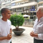 El concejal de Seguridad, Julio Calero, ha comunicado la feliz noticia a Felipe David Souza