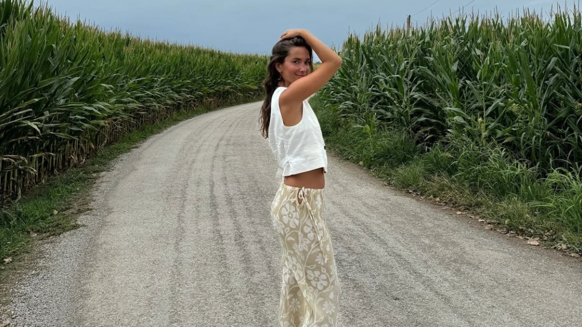 María Pombo con top de lino.