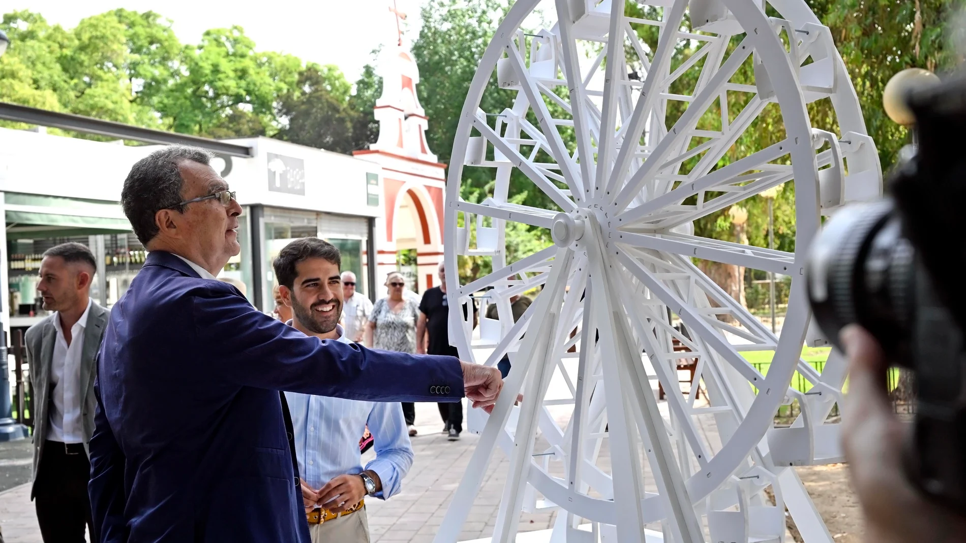 El alcalde, José Ballesta, anuncia la vuelta de la Noria para las Fiestas de Septiembre 2024