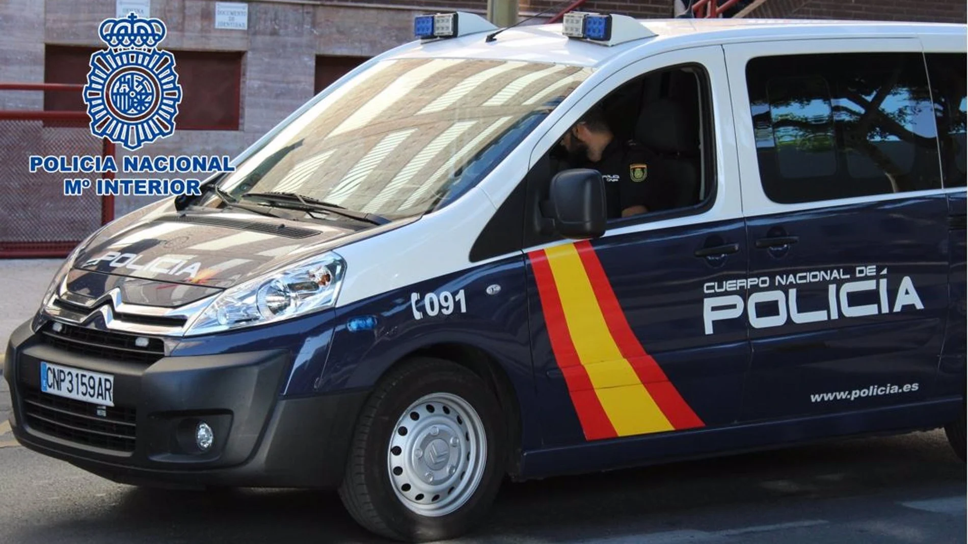 MADRID.-Sucesos.- Un policía da un disparo al aire para frenar una pelea a machetazos entre dos hombre en una plaza de Alcalá