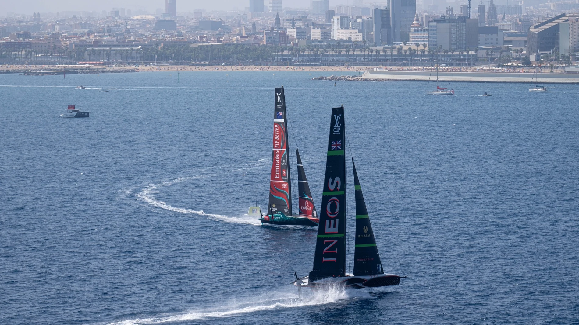 El Emirates y el Ineos, en plena regata