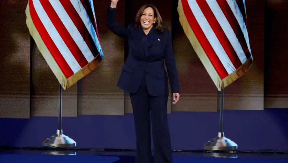 Kamala Harris con total look azul en la CND 2024.