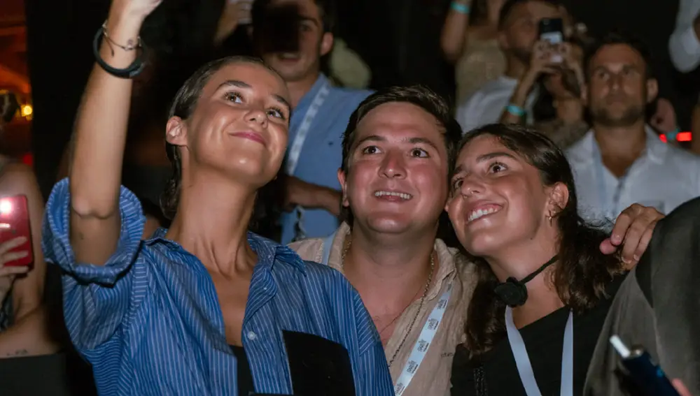Victoria Federica con camisa azul de rayas en el Starlite Occident 2024.