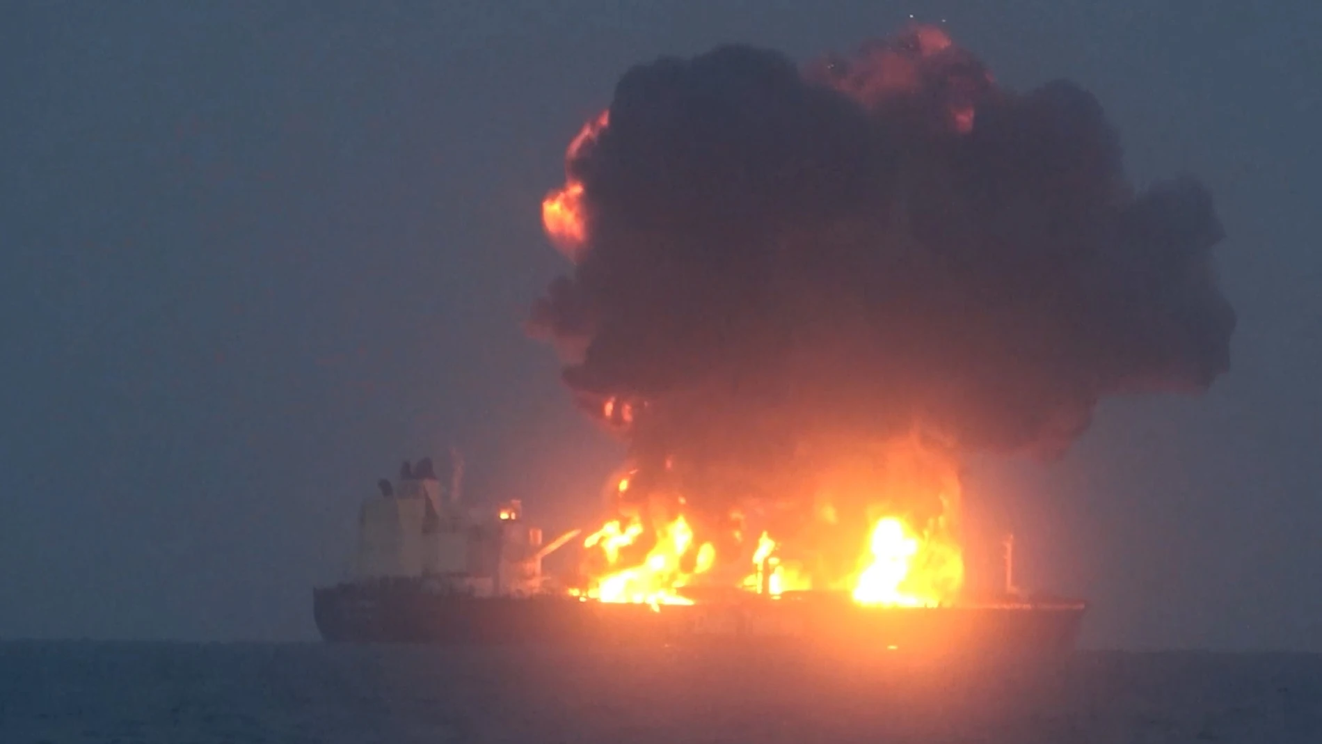 Red Sea (Yemen), 23/08/2024.- A handout screen grab taken from a video released by the Houthis media center on 23 August 2024 shows flames and smoke rising from an explosion at the Greek-flagged oil tanker Sounion after an attack in the Red Sea, Yemen. Yemen's Houthis have claimed responsibility for a two-small boats and three projectiles attack against the oil tanker Sounion in the Red Sea off Yemen 21 August 2024, in the context of the armed conflict that began after Hamas militants launche...