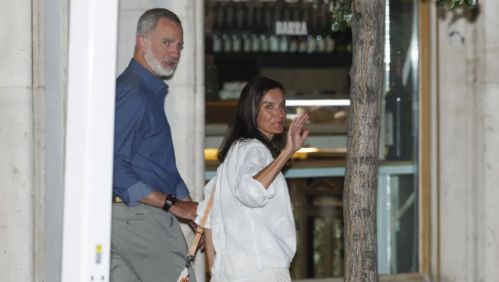 El Rey Felipe VI y la Reina Letizia, saliendo de un restaurante madrileño de cenar