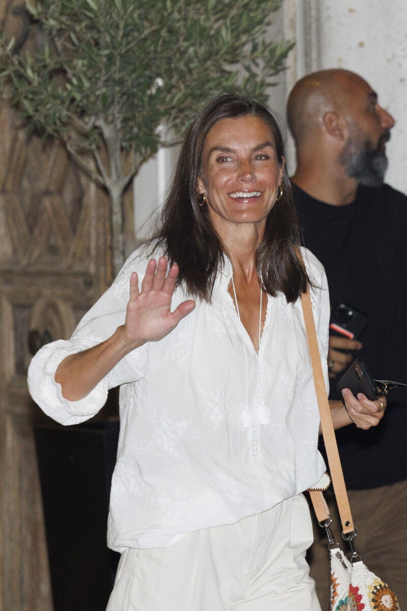 La Reina Letizia con maquillaje y peinado natural.