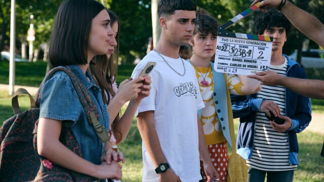 El actor Kiko Bena (Koldo) a punto de comenzar una escena con su compañero Biel Castaño y algunos extras de la serie
