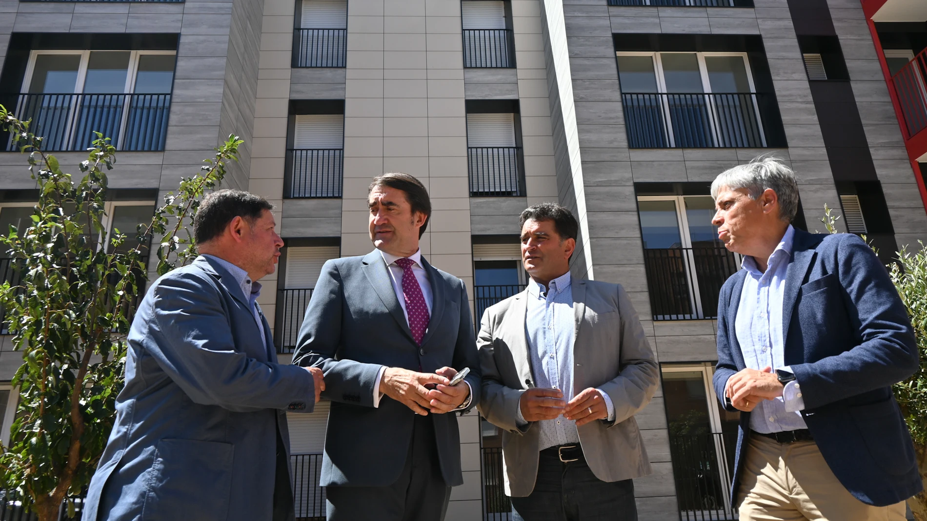 Suárez-Quiñones visita las viviendas rehabilitadas en Valencia de Don Juan