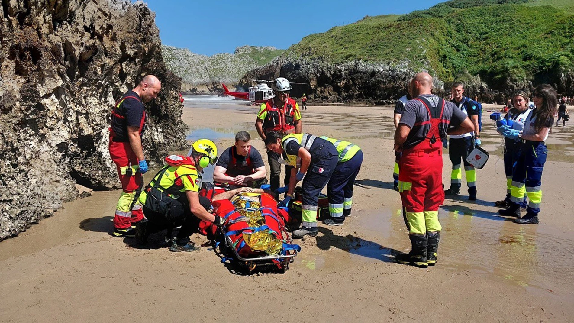 Imagen de los servicios de emergencias de Cantabria durante el rescate