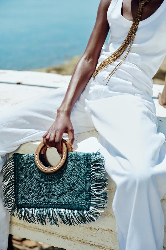 Bolso de flecos de Zara.