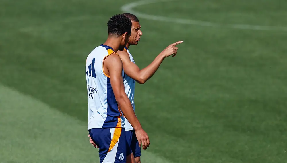 Kylian Mbappé y Jude Bellingham durante el entrenamiento del Real Madrid