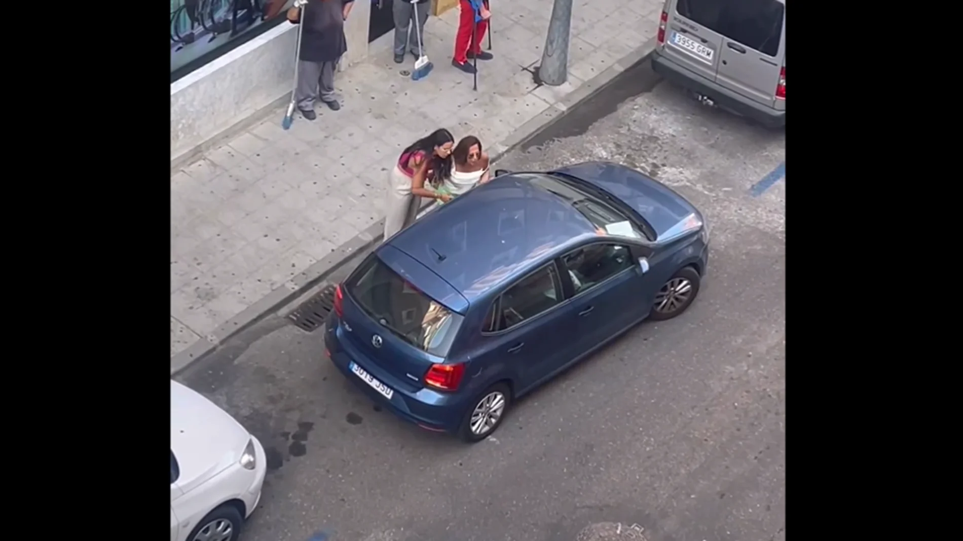 Polémico altercado por aparcamiento: la DGT detalla las sanciones por guardar sitio.