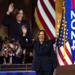 Kamala Harris con total look azul de Chloé.