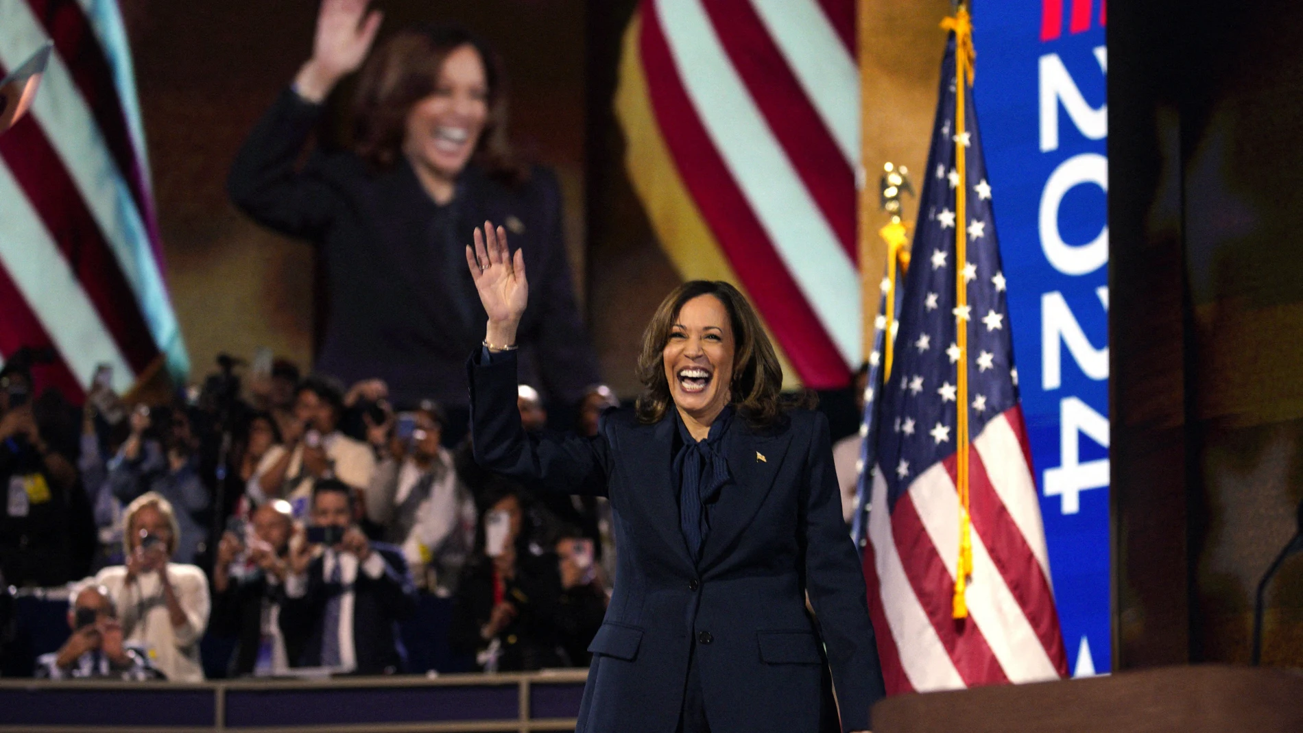 Kamala Harris con total look azul de Chloé.