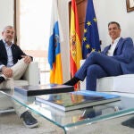 Sánchez se reúne con Clavijo para tratar la acogida y reparto de los inmigrantes