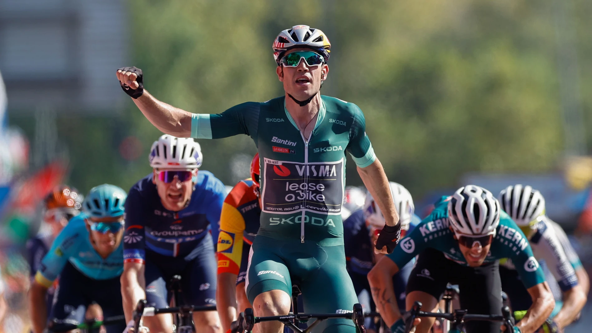 CÓRDOBA, 23/08/2024.- El ciclista belga del Visma Wout van Aert (c) celebra su victoria en la séptima etapa de la Vuelta a España, este viernes entre Archidona y Córdoba, de 180,5 kilómetros de recorrido. EFE/ Javier Lizón