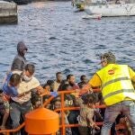 AMPL2.- Sucesos.- Rescatan un cayuco con 175 migrantes y un fallecido en aguas de El Hierro
