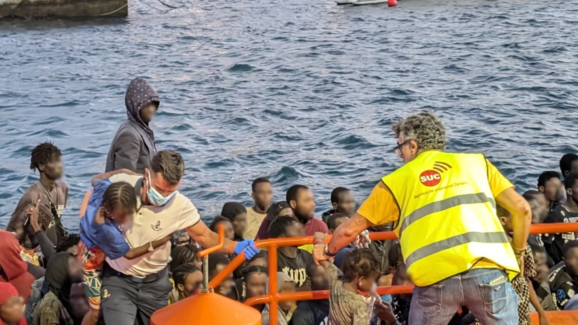 Efectivos del SUC en el rescate de un cayuco en el puerto de La Restinga 112 CANARIAS 23/08/2024