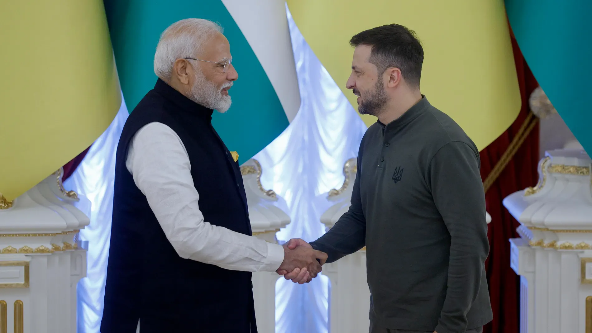 Kyiv (Ukraine), 23/08/2024.- Ukrainian President Volodymyr Zelensky (R) and Indian Prime Minister Narendra Modi (L) shake hands at the end of a signing ceremony during their meeting in Kyiv, Ukraine, 23 August 2024. The Indian prime minister arrived in Ukraine to meet with top Ukrainian officials amid the ongoing Russian invasion. (Zelenski, Rusia, Ucrania, Kiev) EFE/EPA/SERGEY DOLZHENKO