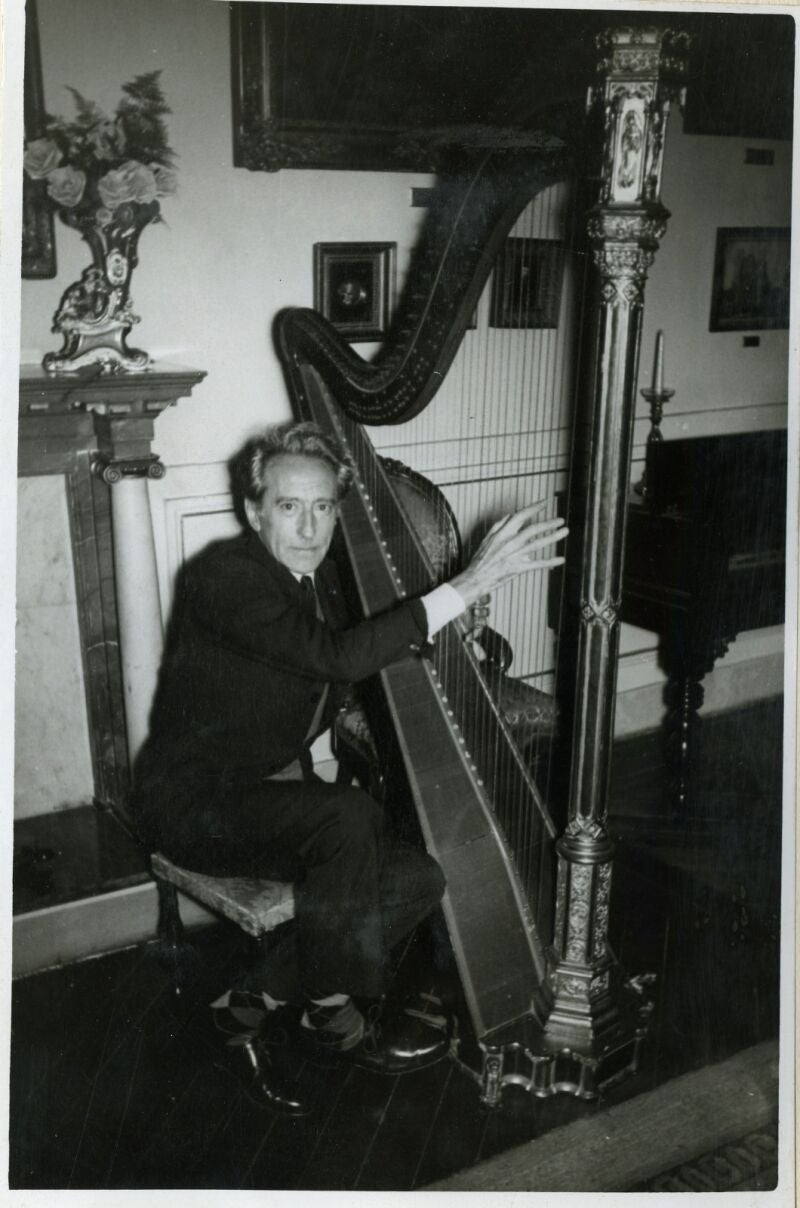 Jean Cocteau tocando el arpa