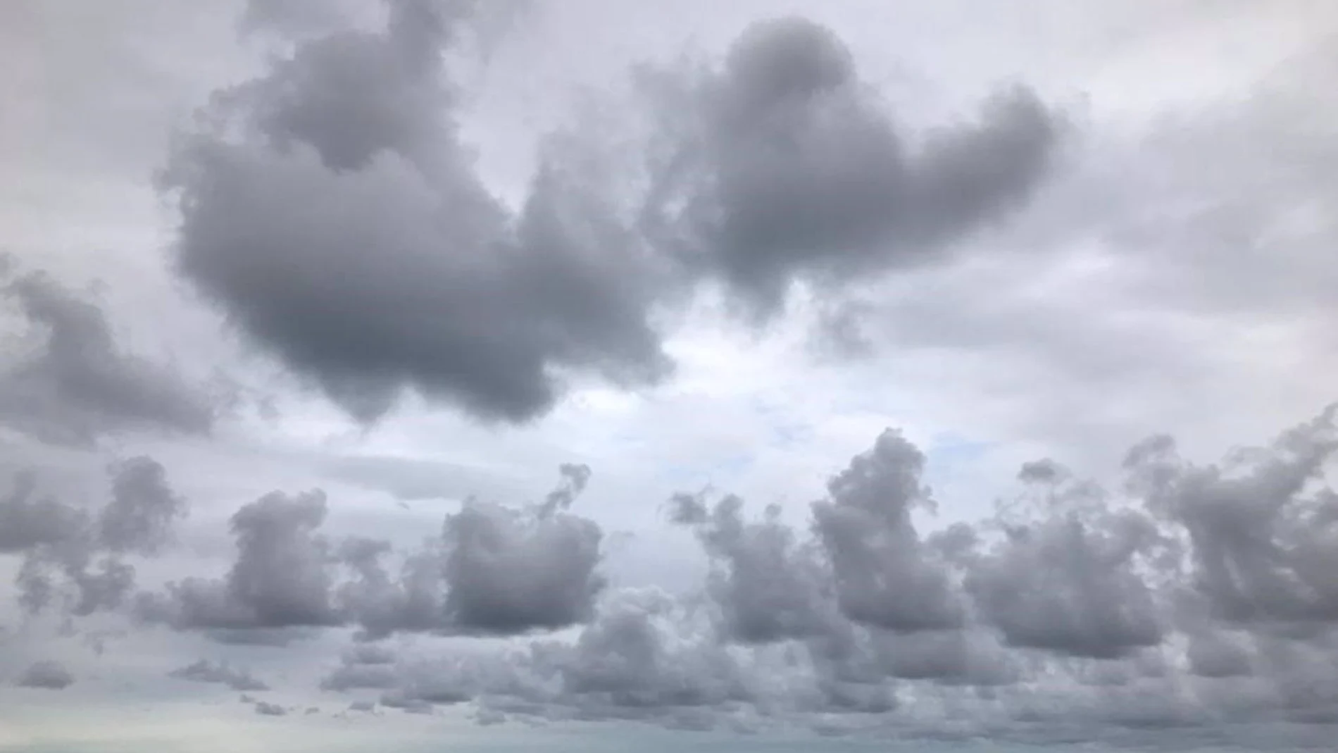 La mitad oriental de la Península registró ayer tormentas, algunas con granizo, y no se superaron los 40ºC