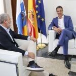 El presidente del Gobierno, Pedro Sánchez (d), durante la reunión que mantuvo este viernes en Santa Cruz de La Palma con el presidente de Canarias, Fernando Clavijo, para tratar el aumento de la llegada de migrantes, la saturación de los centros de acogida y la falta de acuerdo político para el reparto de menores llegados al archipiélago canario.