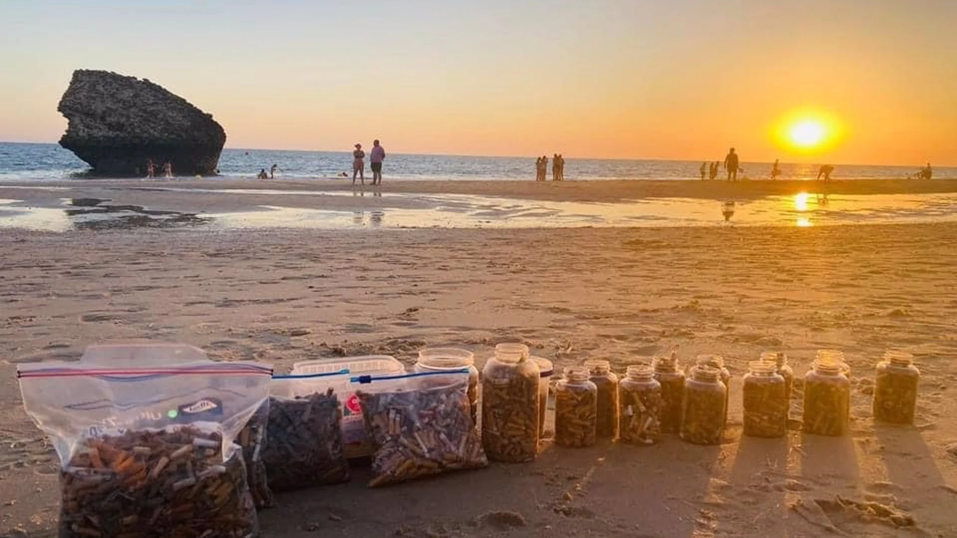 Voluntarios retiran 144 kilos de basura y 6.000 colillas de las playas de Matalascañas, en Doñana (Huelva)