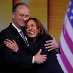 Kamala Harris abraza a su marido, Douglas Emhoff, tras ser proclamada el jueves la candidata a la casa Blanca del Partido Demócrata