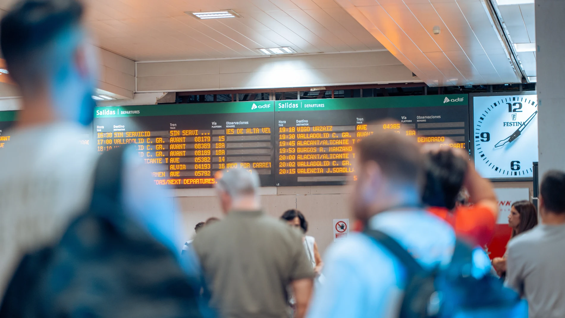Decenas de personas afectadas por los retrasos en varios trenes, en la en la estación de tren de Chamartín, a 20 de agosto de 2024, en Madrid.