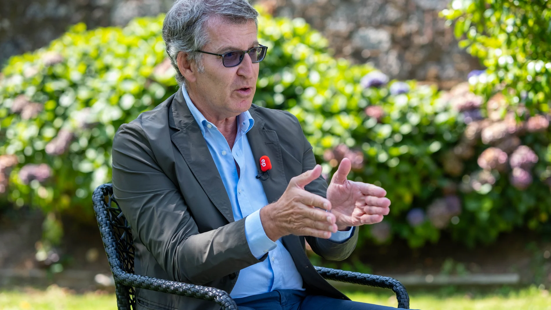 El presidente del Partido Popular, Alberto Núñez Feijóo, durante una entrevista para Europa Press, a 22 de agosto de 2024, en Santiago de Compostela, A Coruña, Galicia (España). Feijóo fue funcionario del Cuerpo Superior de la Administración General de la Junta de Galicia desde 1985 hasta que en 1991 ingresó en la política. Tras ocupar diferentes cargos de ámbito autonómico, a partir de 1996 se implicó en la política nacional. A partir de 2003 entró a formar parte del gobierno gallego, siendo...