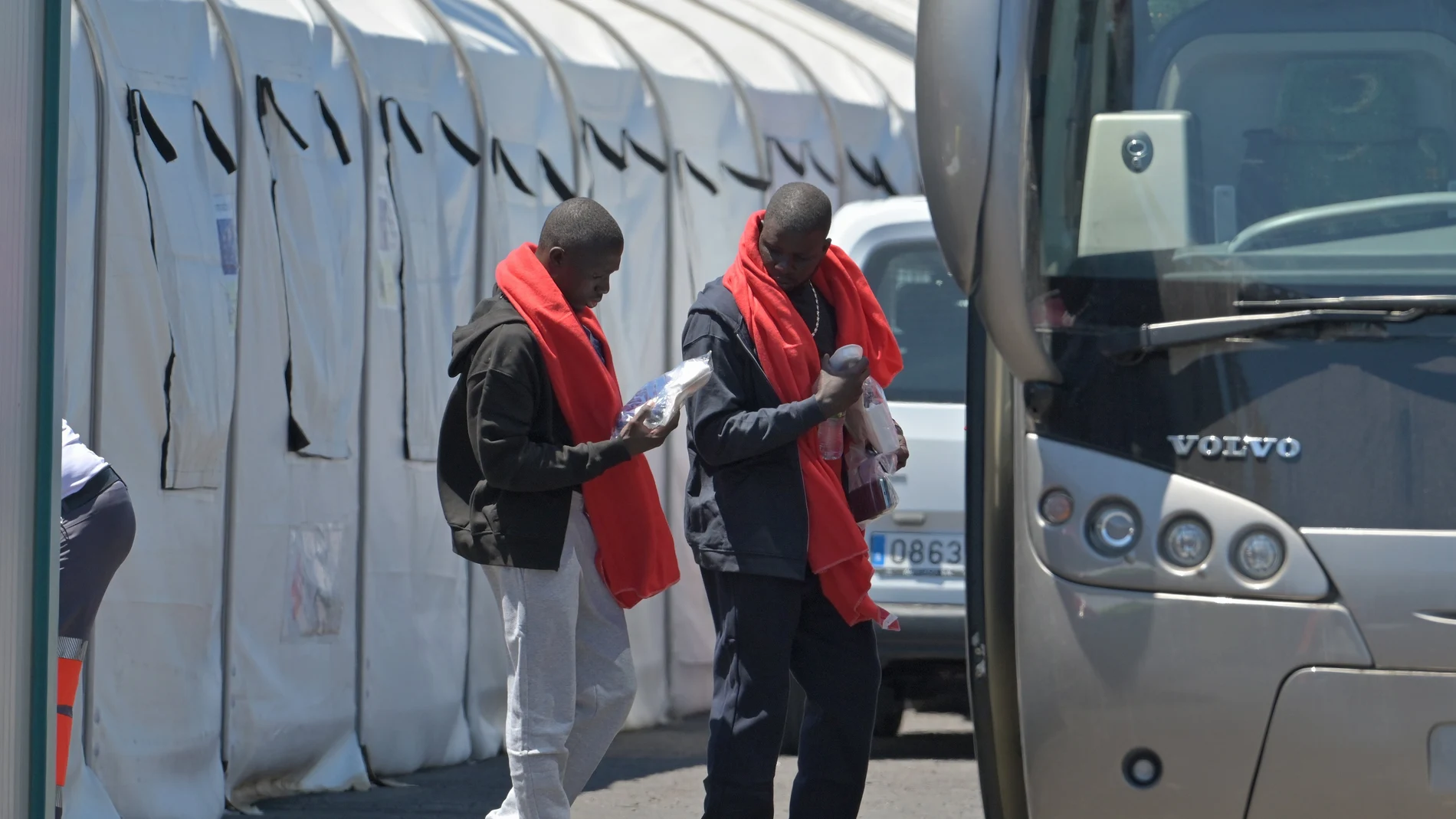 Un cayuco con 49 inmigrantes, todos varones, ha arribado este sábado por sus propios medios al puerto de La Restinga en la isla de El Hierro.