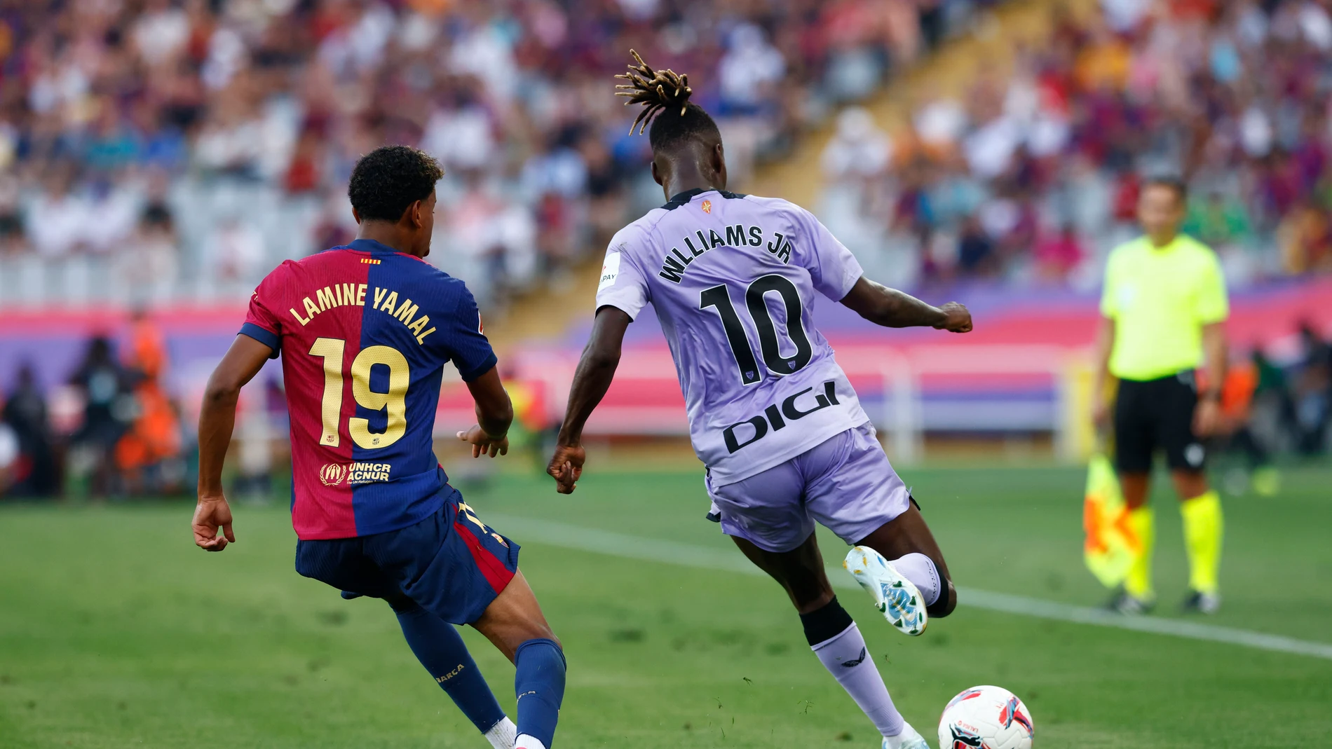 BARCELONA, 24/08/2024.- El delantero del Athletic Nico Williams (d) juega un balón ante Lamine Yamal, del Barcelona, durante el partido de Liga en Primera División que FC Barcelona y Athletic Club disputan este sábado en el Estadio Olímpico Lluis Companys. EFE/Quique García