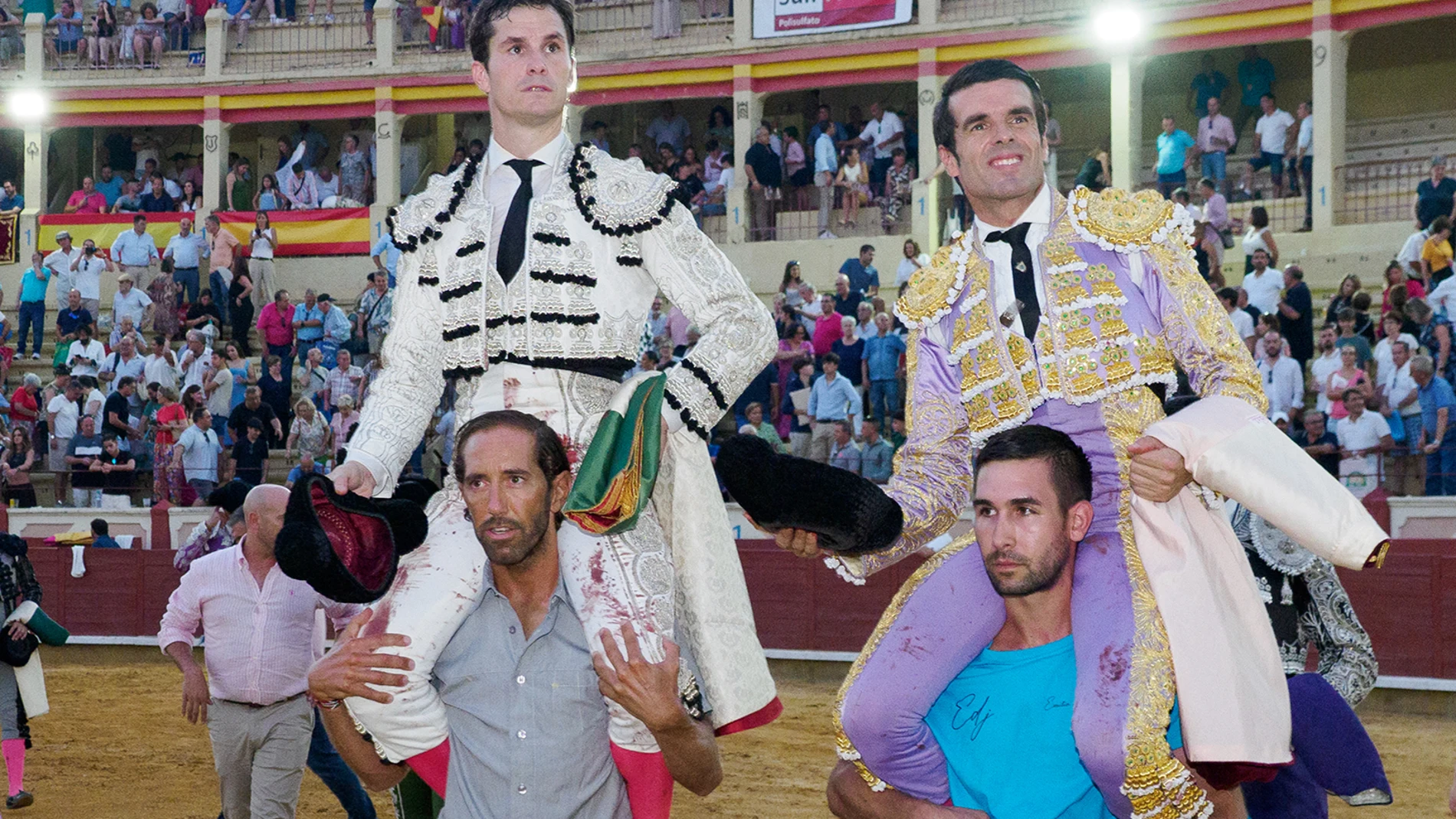 CUENCA, 24/08/2024.- Los diestros Daniel Luque, que cortó dos orejas, y Emilio de Justo (d), tres orejas, tras la corrida de la Feria de Cuenca celebrada este sábado en la plaza de toros de la localidad castellano-manchega. EFE/ Álvaro del Olmo